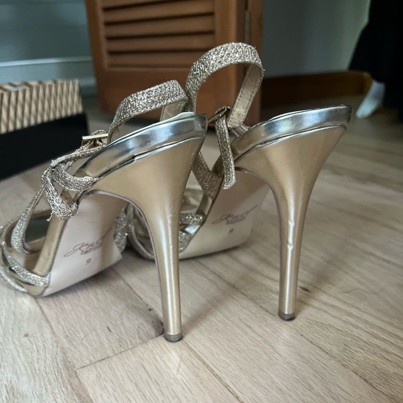 Gold Bagdley Mishchak jeweled shoes - Picture 2 of 3